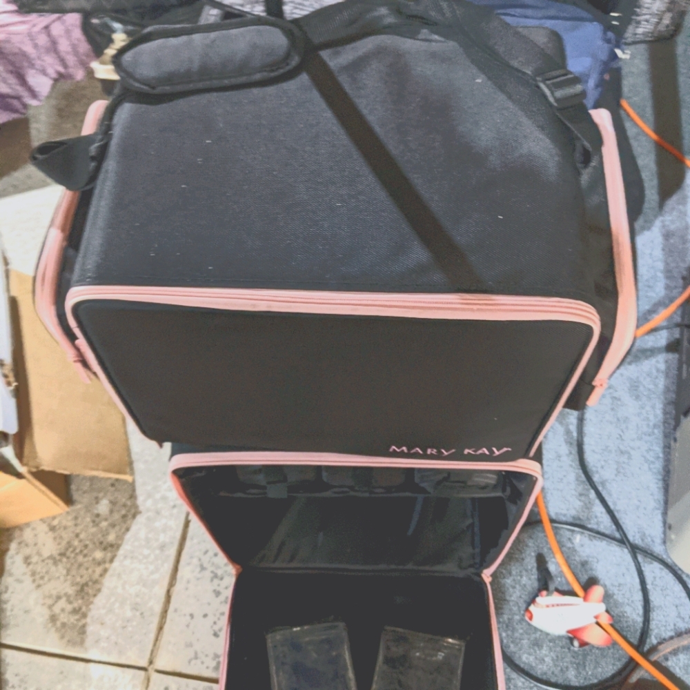 Mary Kay Makeup large rolling case